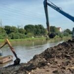 DKI Jakarta Keruk 205 Ribu Kubik Lumpur untuk Tingkatkan Kapasitas Saluran Air