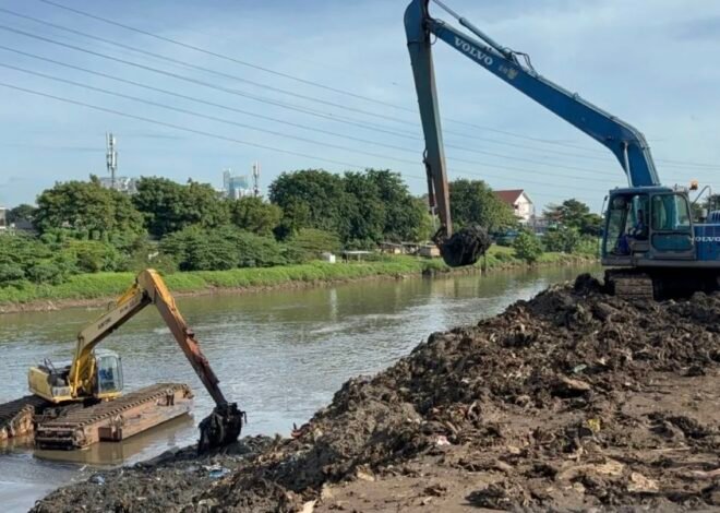 DKI Jakarta Keruk 205 Ribu Kubik Lumpur untuk Tingkatkan Kapasitas Saluran Air