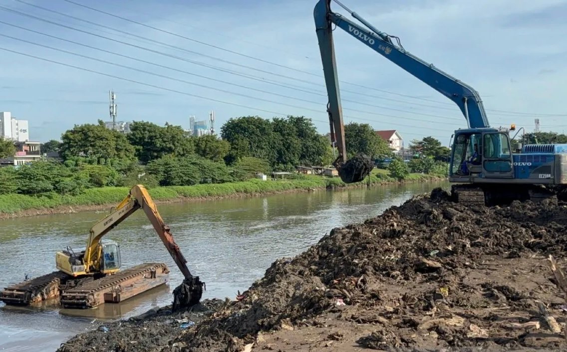 DKI Jakarta Keruk 205 Ribu Kubik Lumpur untuk Tingkatkan Kapasitas Saluran Air