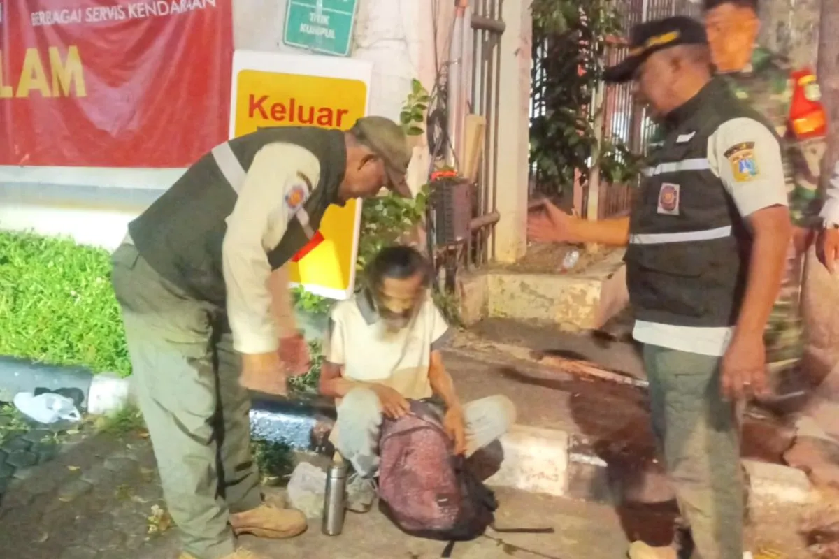 Tertibkan Trotoar Mampang, Delapan PPKS Dievakuasi ke Panti Sosial Jakarta Selatan