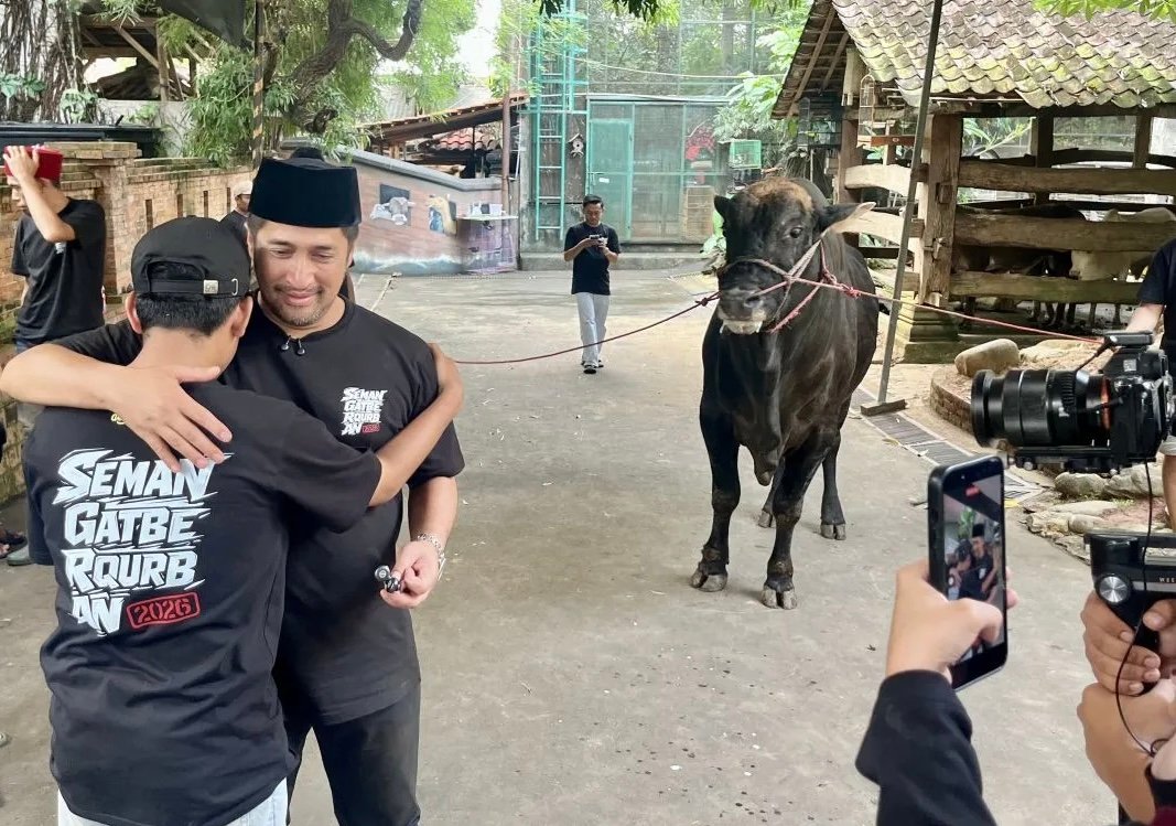 Intip Momen Irfan Hakim Bagi-Bagi Hewan Kurban untuk Keluarga dan Karyawan Tercinta