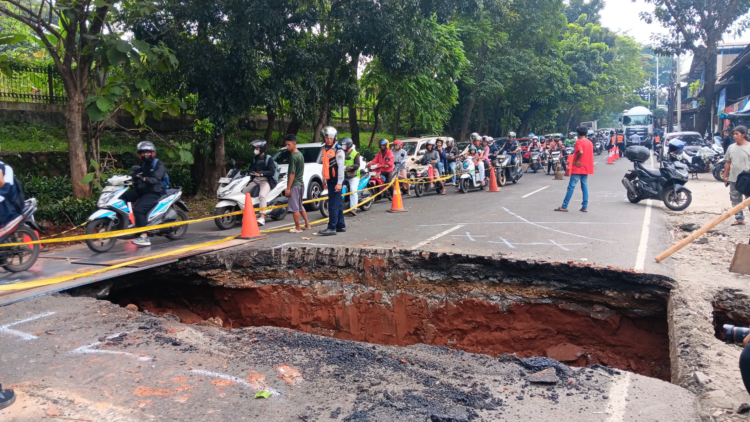 Jalan Ambles di Lenteng Agung Bikin Lalin Jakarta–Depok Macet