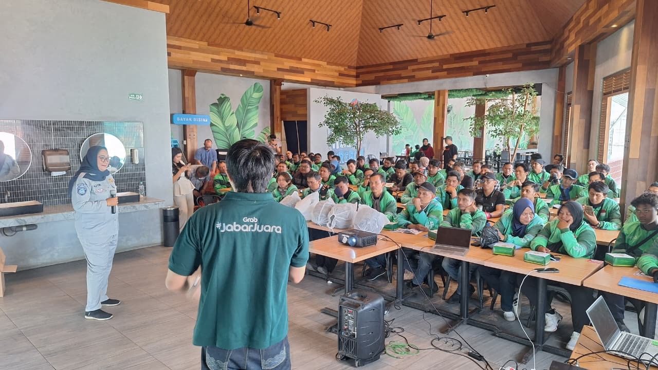 Edukasi Keselamatan Lalu Lintas dan Layanan Digital, Jasa Raharja Cabang Cirebon Glorifikasi Fitur Lapor Laka JRku dan Membagikan Buku Saku Ojol Nusantara Bersama Grab Wilayah Cirebon