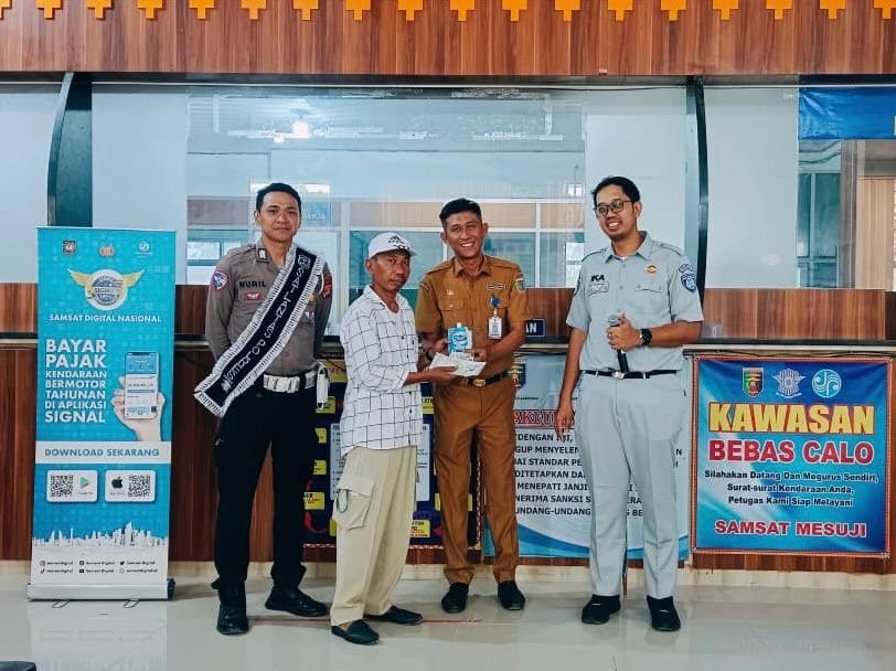 Samsat Mesuji Berikan Apresiasi kepada Wajib Pajak Taat pada Hari Pertama Program Keringanan Pajak