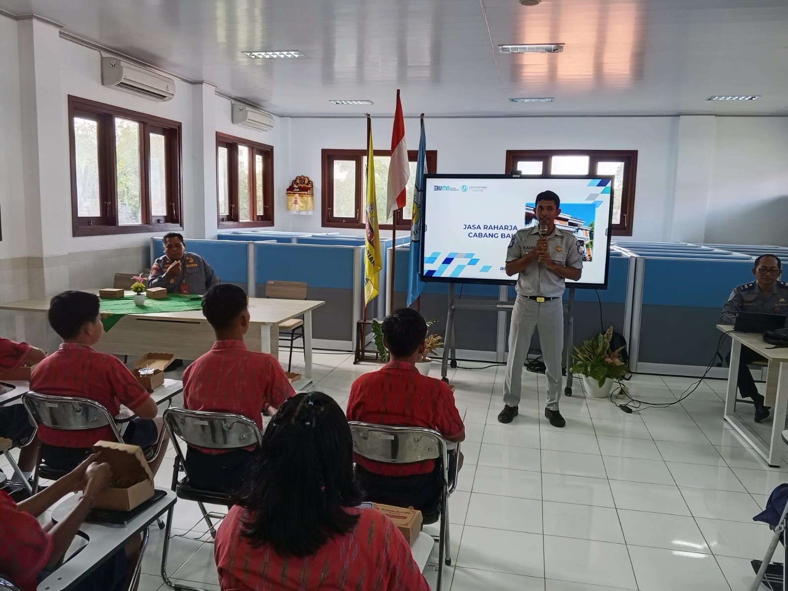 Tanamkan Budaya Tertib Berlalu Lintas Sejak Dini, Jasa Raharja Bali Edukasi Pelajar SMPN 5 Abiansemal