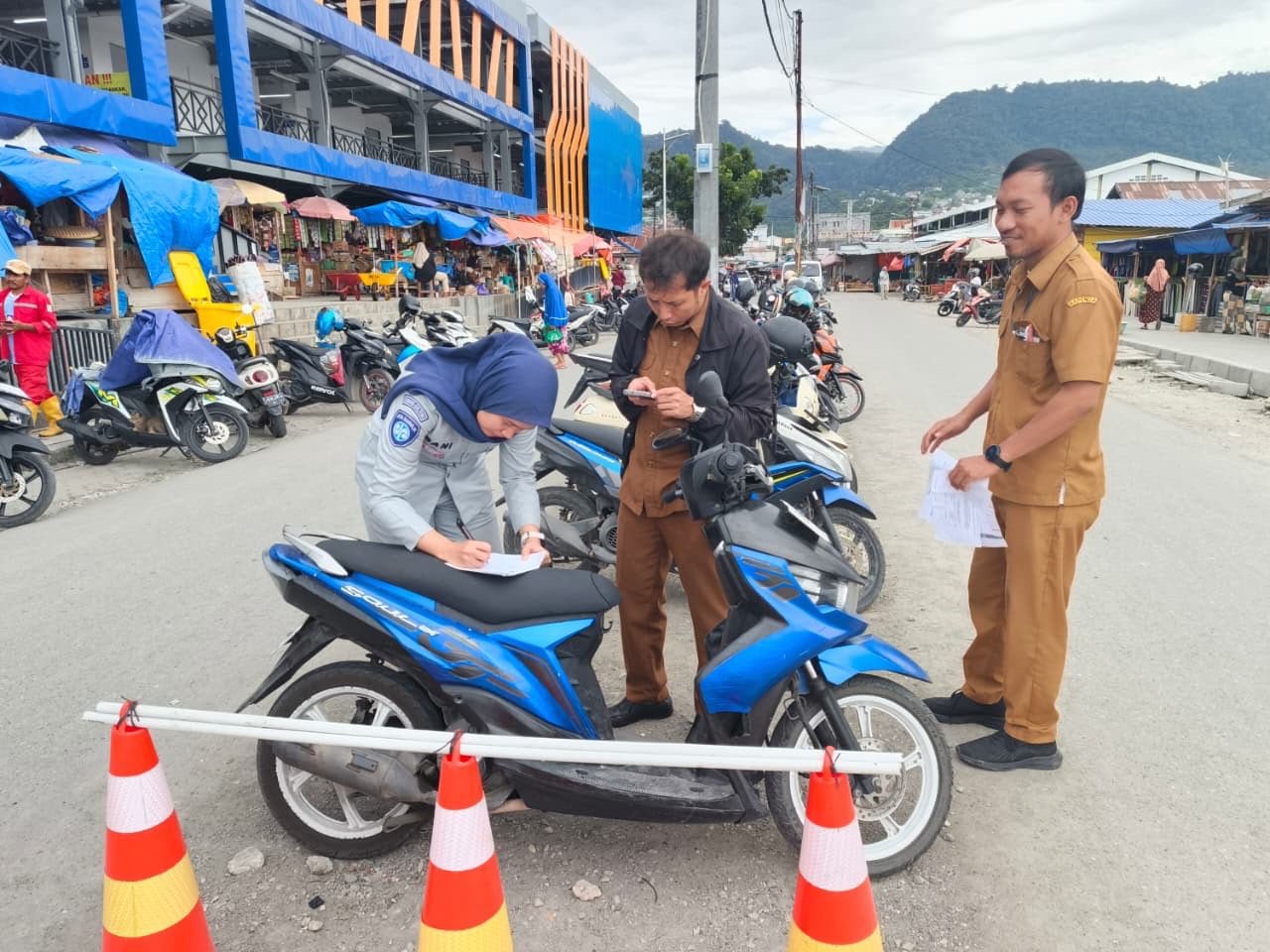 Jasa Raharja Banggai Turut Berpartisipasi Dalam Aksi Tempel-Tempel Yang Dilaksanakan Di Pasar Simpong