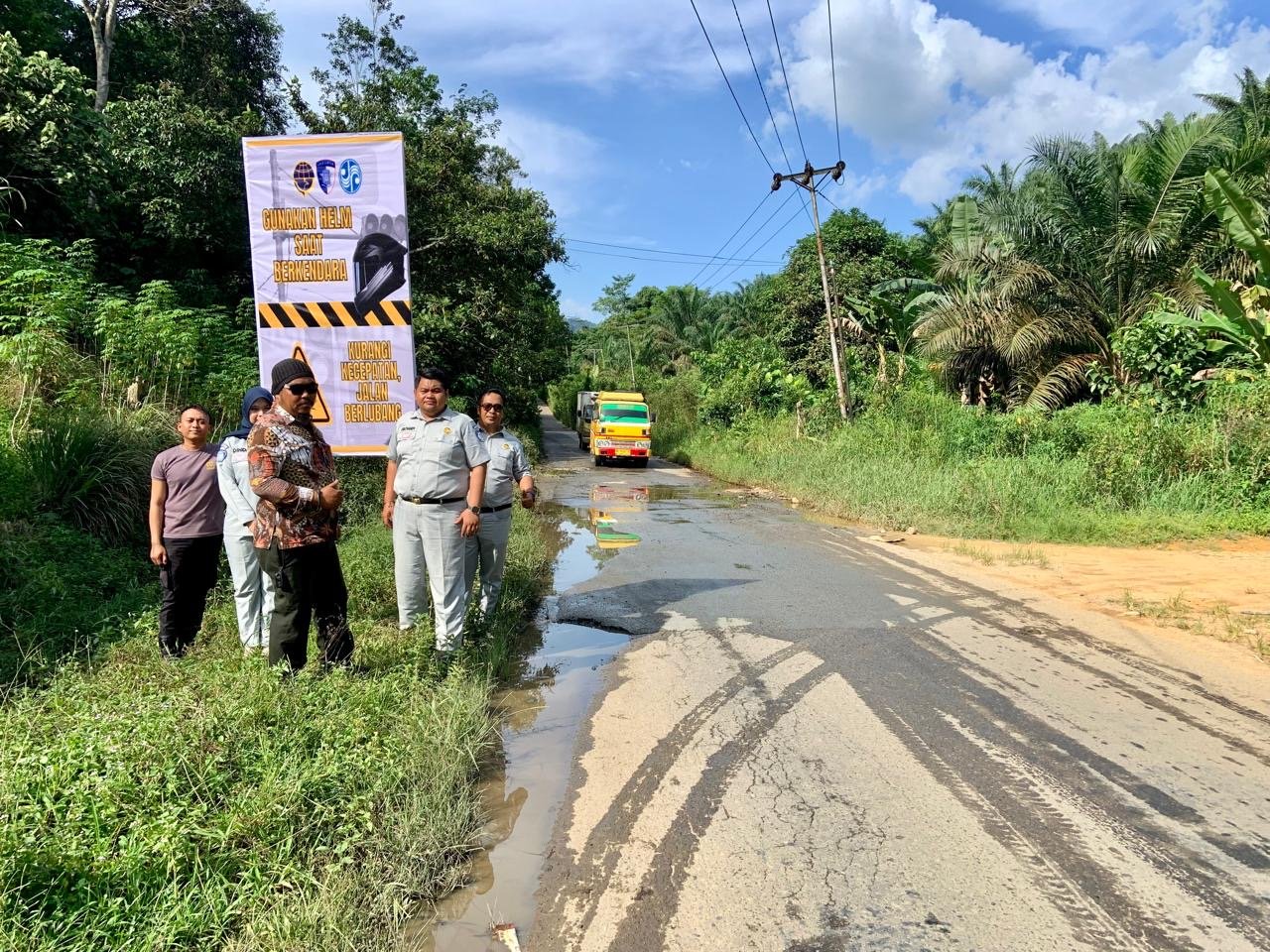 Jasa Raharja Singkawang dan Stakeholder Perkuat Upaya Pencegahan Kecelakaan melalui Pemasangan Papan Imbauan Keselamatan di Samalantan