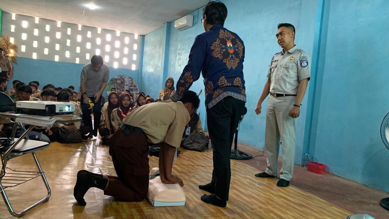 Jasa Raharja Kalteng Bekali Siswa dan Guru SMK Teknologi Kotawaringin dengan Pelatihan PPGD