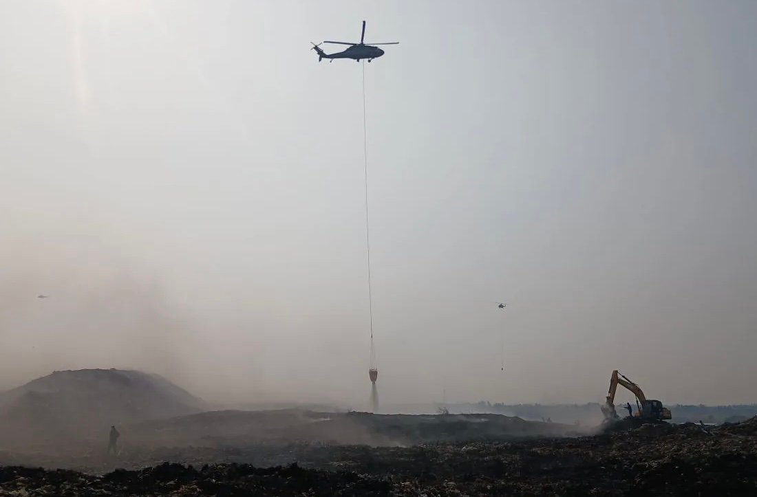 BNPB: Heli Pengebom Air Disetop Setelah Api di TPA Jatiwaringin Berhasil Dipadamkan