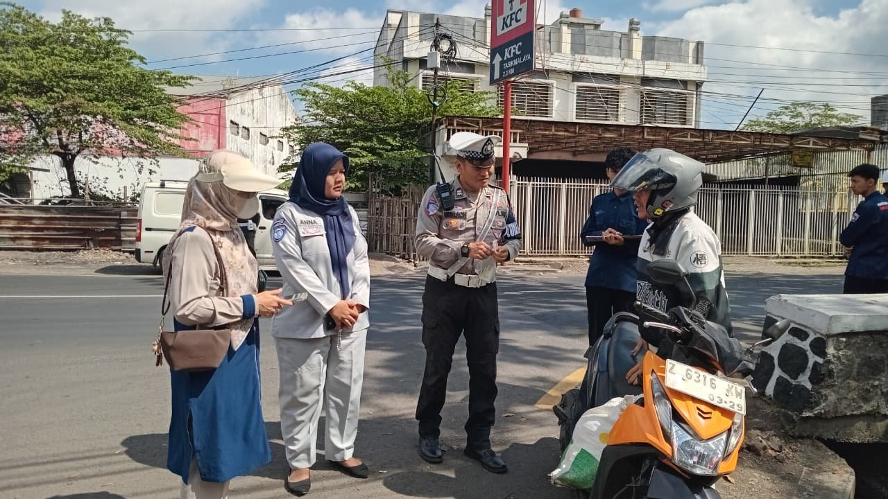 Hari Kedua Operasi Gabungan, Jasa Raharja Bersama Tim Pembina Samsat Kota Tasikmalaya Intensifkan Kepatuhan Pajak Kendaraan di Bundaran Linggajaya