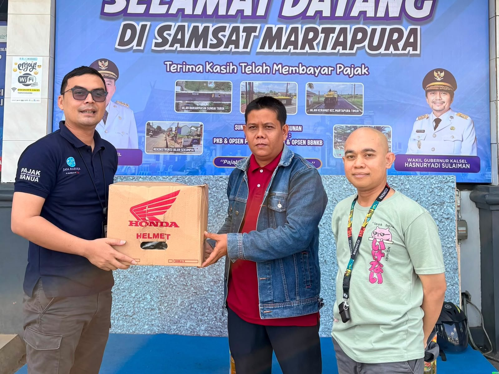 Apresiasi Wajib Pajak, Tim Pembina Samsat Martapura Bagikan Helm dan Sembako