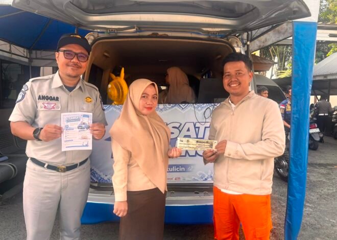 Edukasi Langsung Pengendara, Tim Pembina Samsat Batulicin Dorong Tertib Administrasi Kendaraan