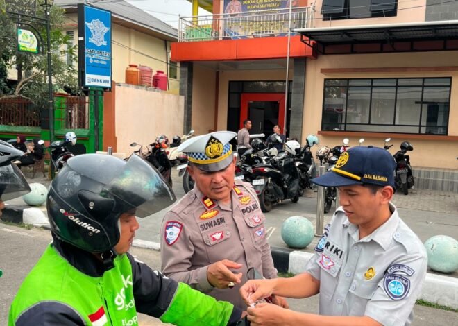 Jasa Raharja Sumbar dan Satlantas Payakumbuh Bagikan Helm Gratis Sambut HUT ke-81 Kemerdekaan RI