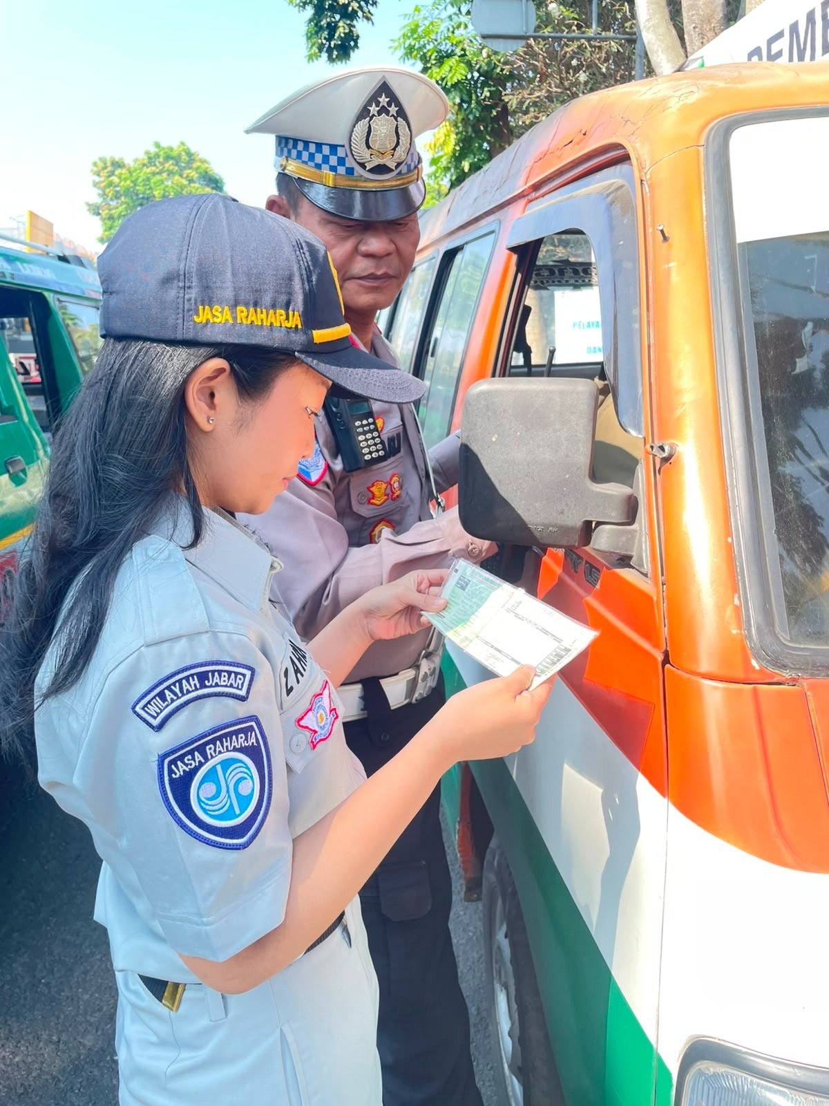 Berikan Kemudahan dan Keuntungan Bagi Wajib Pajak, Kolaborasi Jasa Raharja Bandung Bersama Tim Pembina Samsat Padjajaran Gelar Pemeriksaan PKB dan SWDKLLJ disertai Pengobatan Gratis, Sosialisasi PPGD dan Voucher