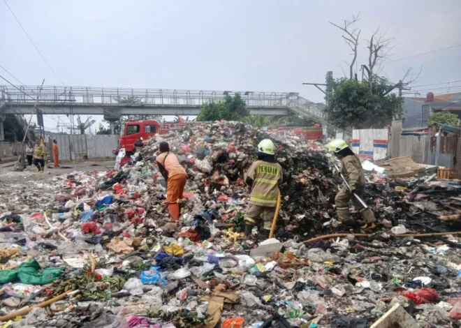 Kebakaran Sampah Gegerkan Kampung Bahari Jakut, Petugas Gulkarmat Berjibaku Padamkan Api