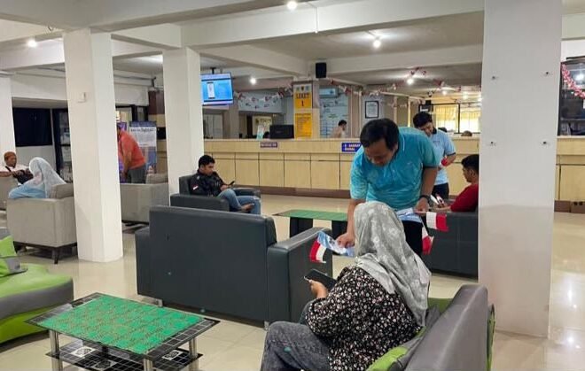 Sambil Berbagi Bendera Merah Putih, Tim Pembina Samsat Banjarmasin I Edukasi Relaksasi Pajak