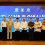 Gubernur Kalbar Bersama Tim Pembina Samsat Serahkan Reward Emas kepada Wajib Pajak Patuh