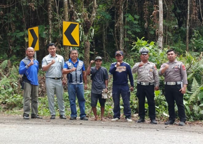 Tekan Risiko Kecelakaan Lalu Lintas, Jasa Raharja Bersama Mitra Kerja Pasang Rambu di Titik Rawan Laka di Kabupaten Morowali Utara