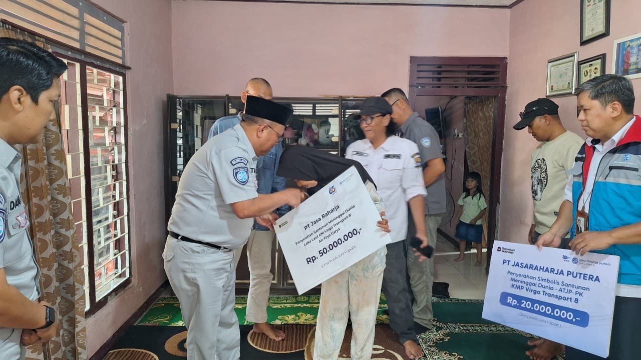 PT Jasa Raharja (Persero) Kanwil Utama Jawa Barat serahkan santunan korban Meninggal Dunia KM Virgo Transport 8 di Kabupaten Cirebon