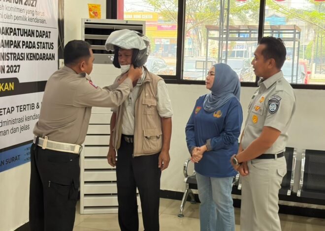 Hari Pelanggan Nasional, Jasa Raharja Kalteng Bagikan Helm dan Masker untuk Masyarakat