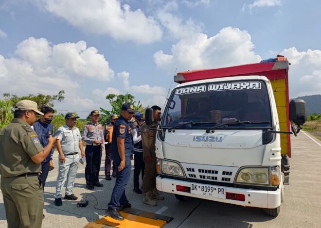 Dari Pemeriksaan Truk hingga Sosialisasi Pajak, Penegakan Hukum Angkutan Barang Digelar di Klungkung