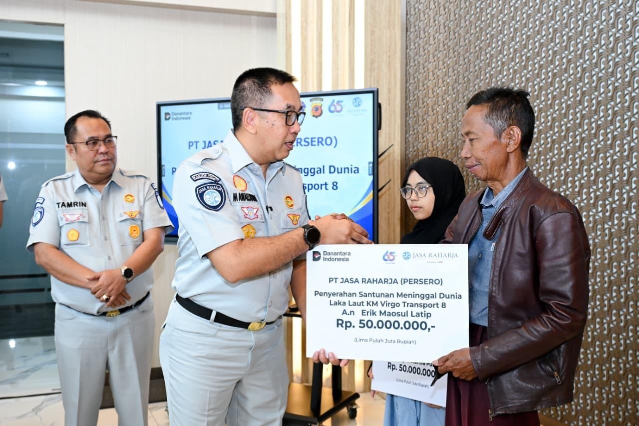 Jasa Raharja Serahkan Santunan kepada Dua Ahli Waris Korban KM Virgo Transport 8 di Jawa Barat