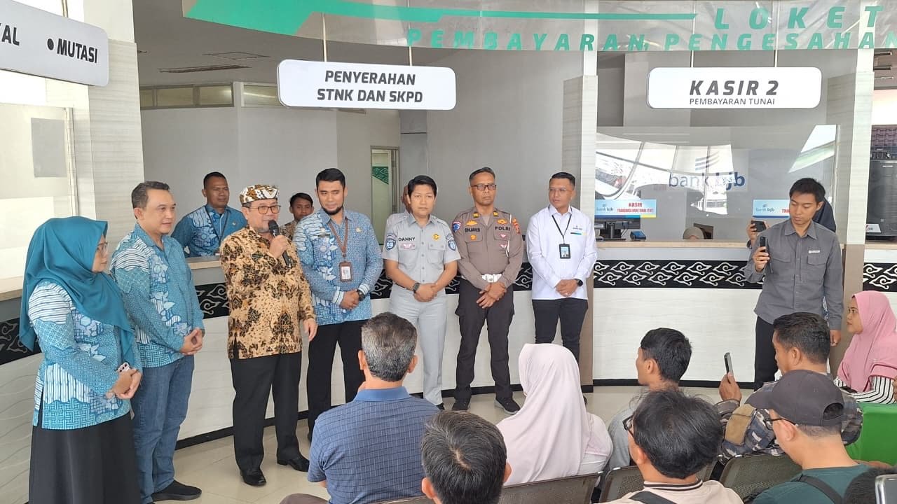 Memperkuat Budaya Customer Centric, PT Jasa Raharja (Persero) Cirebon Peringati Hari Pelanggan Nasional dengan Berikan Helm kepada Wajib Pajak yang Patuh serta Glorifikasi Layanan Digital “Jasfren” di Samsat Kab Cirebon