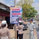Jasa Raharja Dukung Pencegahan Kecelakaan melalui Pemasangan Spanduk Himbauan Keselamatan di Ajibarang