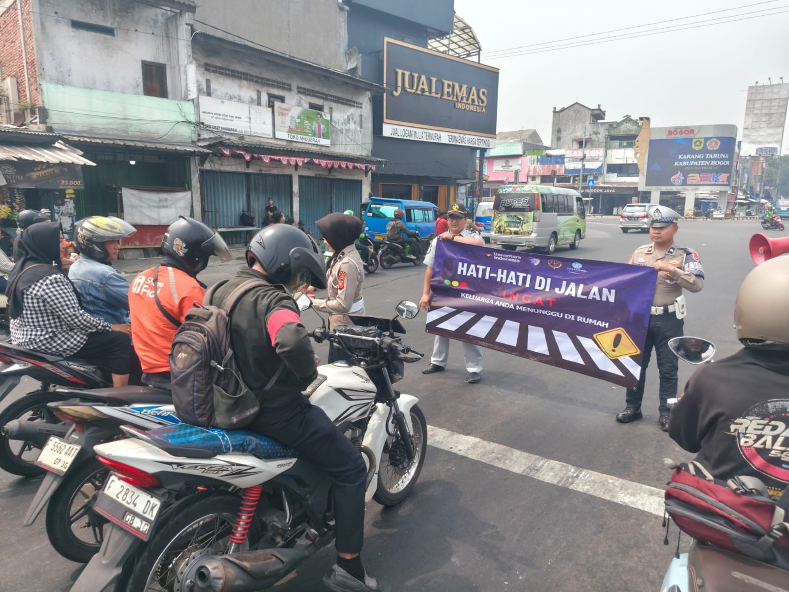 Sinergi Jasa Raharja Bogor dan Polres Bogor dalam Aksi Simpatik di Titik Rawan Laka Kecamatan Gunung Putri dan Cileungsi