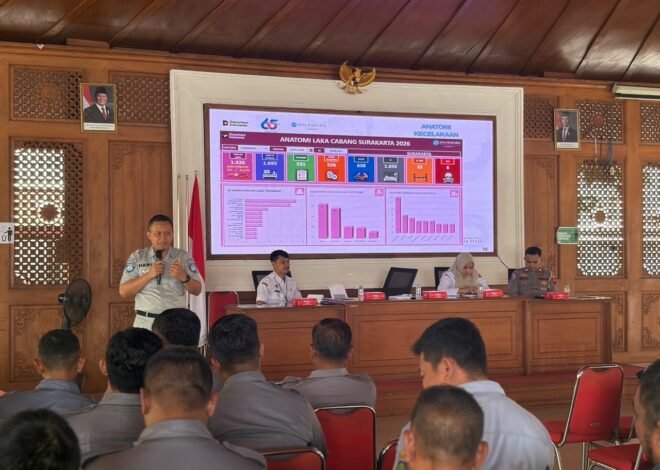 Tim Pembina Samsat Surakarta Perluas Edukasi Jateng Bebas dan Keselamatan Lalu Lintas di Pasar Kliwon