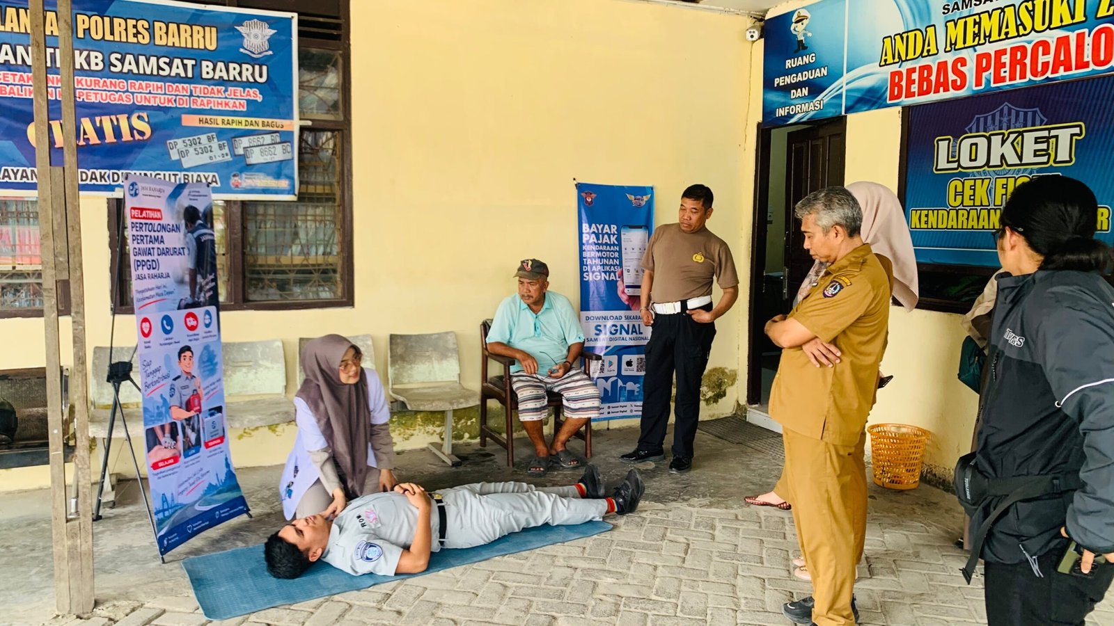 PT Jasa Raharja (Persero) Cabang Parepare Gelar Pemeriksaan Kesehatan Gratis (MUKL) dan Sosialisasi Pertolongan Pertama Gawat Darurat (PPGD) di Samsat Barru
