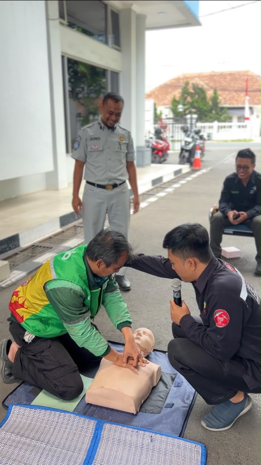 Jasa Raharja Cabang Tasikmalaya Gelar Sosialisasi Safety Riding dan Pelatihan PPGD bagi Komunitas Ojek Online