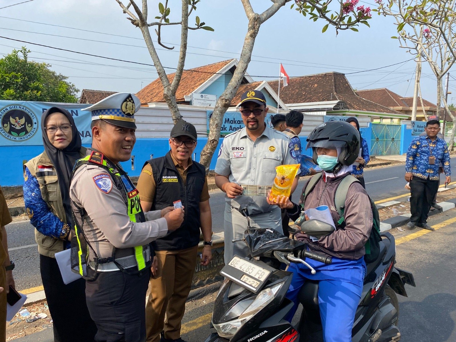 Razia Gabungan di Sukadana, Jasa Raharja Sosialisasikan Keringanan PKB-BBNKB dan Berikan Reward kepada Pengendara