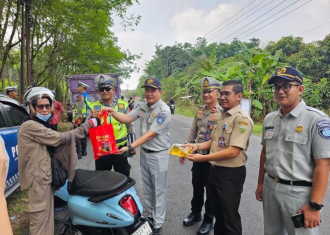 Melalui Samsat Menyapa, Tim Samsat OKU II Beri Apresiasi Pengendara Taat Pajak Di Wilayah Lubuk Batang