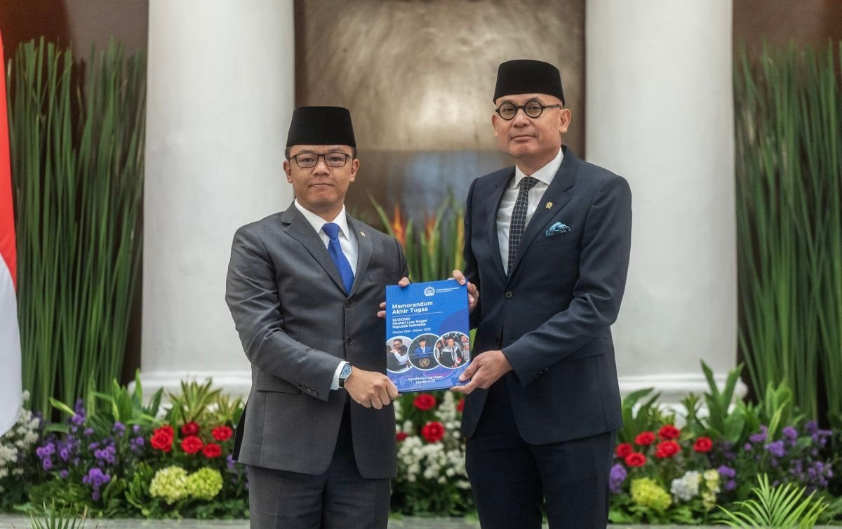 Sugiono Serahkan Jabatan Menteri Luar Negeri kepada Arrmanatha Nasir