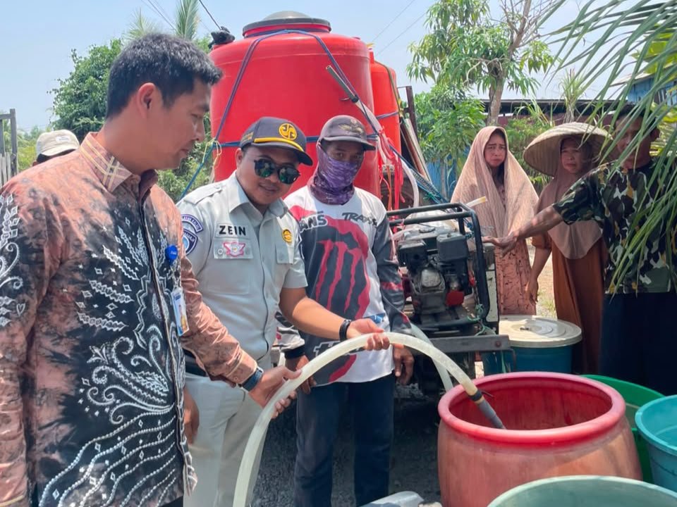 Tim Pembina Samsat Martapura Salurkan Air Bersih untuk Warga Aluh-Aluh melalui Samsat Peduli