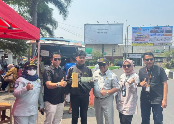 PT Jasa Raharja Cabang Tasikmalaya Berikan Pengobatan Gratis dan Souvenir bagi Wajib Pajak pada Operasi Gabungan di Bunderan Tarogong